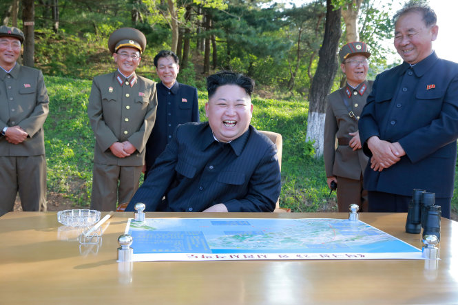 Nhà lãnh đạo Triều Tiên Kim Jong Un trực tiếp chỉ đạo cuộc phóng thử tên lửa Pukguksong-2 - Ảnh: Reuters/KCNA