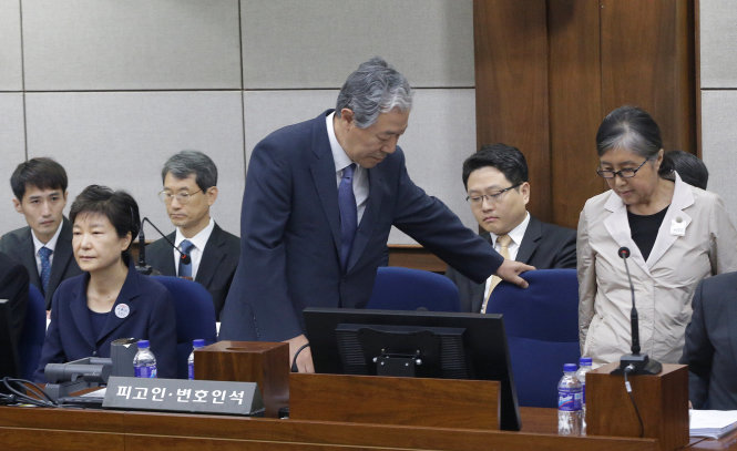 Cựu tổng thống Hàn Quốc Park Geun-hye (trái) và bà bạn gái Choi Soon-sil (ngoài cùng bên phải) trong phiên tòa ngày 23-5 tại Tòa án trung tâm quận Seoul - Ảnh: Reuters