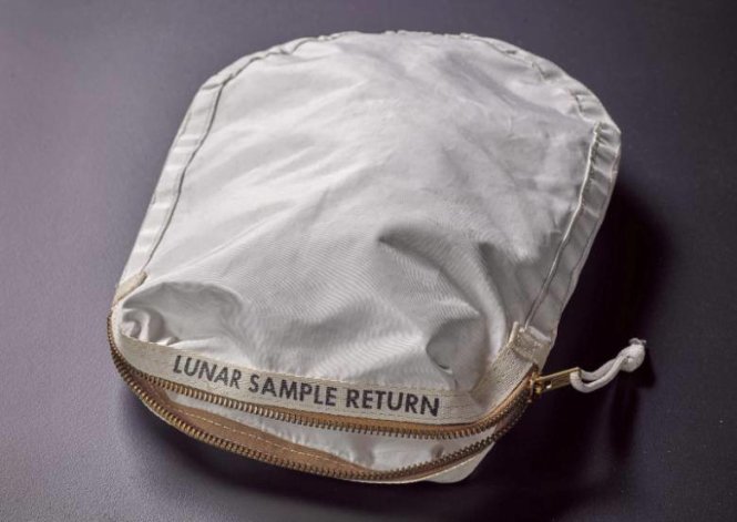 Chiếc túi đựng mẫu đất lấy từ Mặt trăng của phi hành gia Neil Armstrong - Ảnh: Reuters