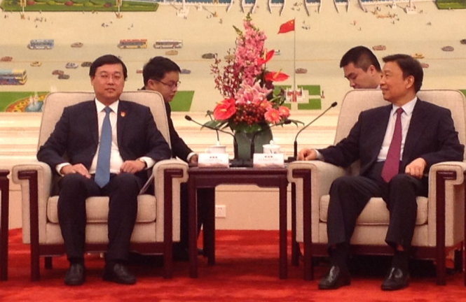 Ông Lý Nguyên Triều, Phó Chủ tịch nước CHND Trung Hoa (bìa phải) gặp gỡ Bí thư thứ nhất Trung ương Đoàn TNCS Hồ Chí Minh Lê Quốc Phong (bìa trái) cùng đoàn đại biểu thanh niên VN