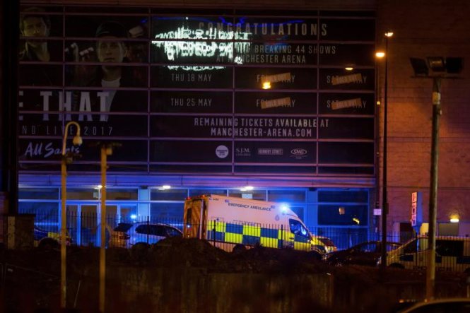 Xe cảnh sát và xe cứu thương đậu bên ngoài nhà thi đấu Manchester Arena - Ảnh: Reuters