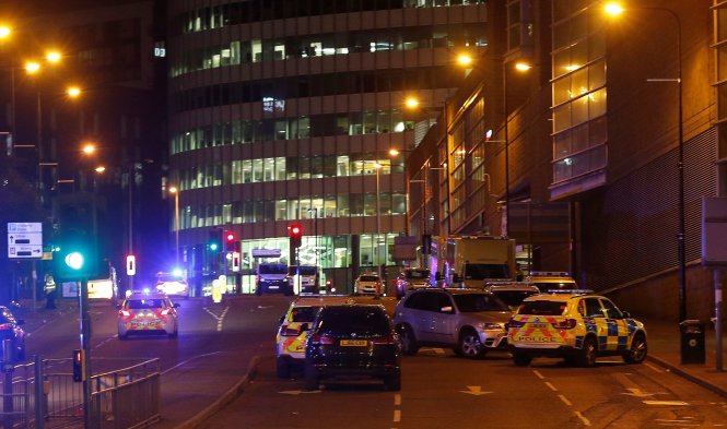 Xe cảnh sát tập trung bên ngoài nhà thi đấu Manchester Arena tại thành phố Manchester, miền bắc nước Anh - Ảnh: Reuters