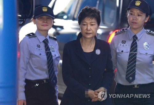 Cựu tổng thống Park Geun Hye bị còng tay lúc rời tòa chiều 23-5 - Ảnh: Yonhap