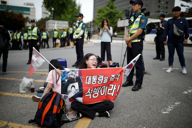 Người dân ủng hộ bà Park gào khóc trước tòa án ở Seoul đòi 