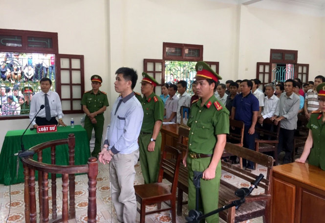 Bị cáo Phạm Văn Thông đứng trước vành móng ngựa tại phiên tòa ngày 23-5 - Ảnh: HÀ ĐỒNG
