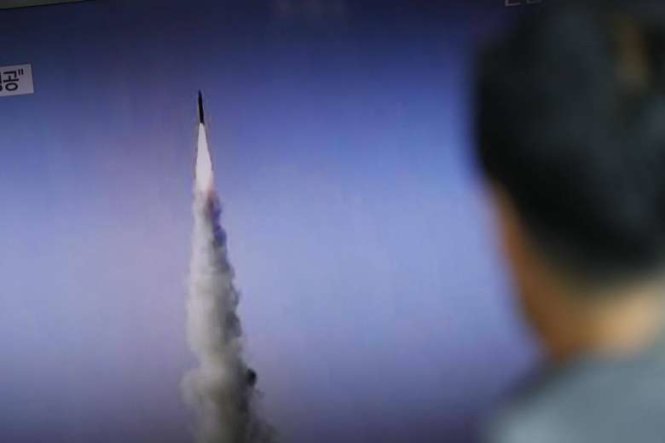 Người dân xem tin trên truyền hình về việc Triều Tiên phóng tên lửa đạn đạo tầm trung - Ảnh: EPA