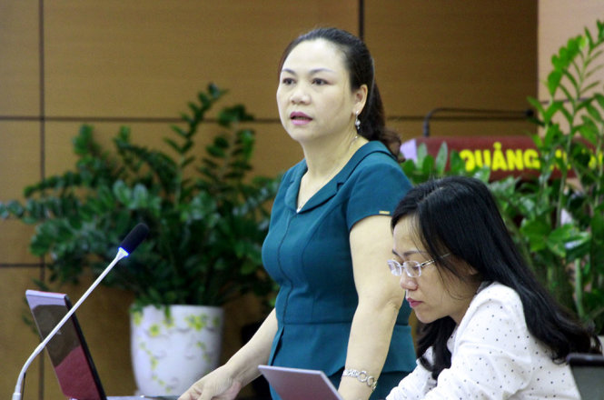 Bà Lê Thị Hồng Thái (đứng) trao đổi thông tin với Tuổi Trẻ - Ảnh: ĐỨC HIẾU