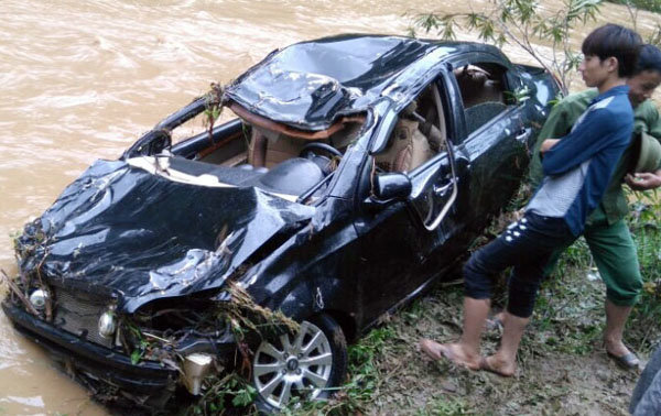 Chiếc ô tô do anh Hán Trùng Khánh điều khiển sau khi bị lũ cuốn trôi - ảnh: Quốc Hội
