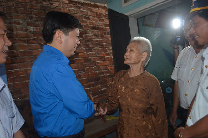Anh Nguyễn Long Hải thăm hỏi mẹ Huỳnh Thị Kế, mẹ của Liệt sĩ Nguyễn Phú Đoàn hi sinh tại Gạc Ma ngày 14-3-1988 - Ảnh: TẤN LỰC