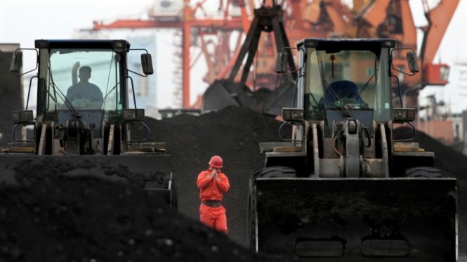 Các công nhân bốc dỡ than nhập khẩu từ Triều Tiên tại cảng Dandong ở miền bắc Trung Quốc - Ảnh: Reuters