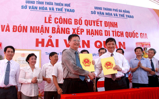 Lãnh đạo tỉnh Thừa Thiên – Huế và TP Đà Nẵng đón nhận bằng xếp hạng di tích quốc gia Hải Vân Quan. Ảnh ĐOÀN NHẠN