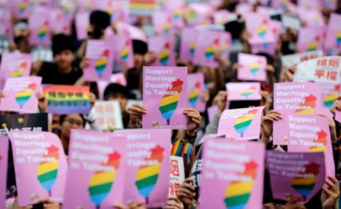 Hàng ngàn người biểu tình tập trung ở Đài Bắc, Đài Loan ủng hộ hôn nhân đồng giới - Ảnh: EPA