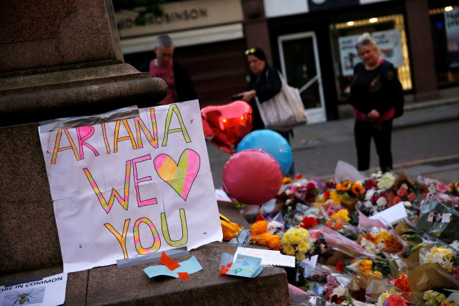 Chia buồn tưởng nhớ các nạn nhân vụ đánh bom tại Manchester Arena - Ảnh: Reuters
