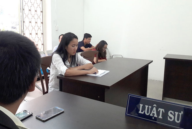 Nguyễn Thị Thanh Huyền tại phiên họp, - Ảnh: HOÀNG ĐIỆP