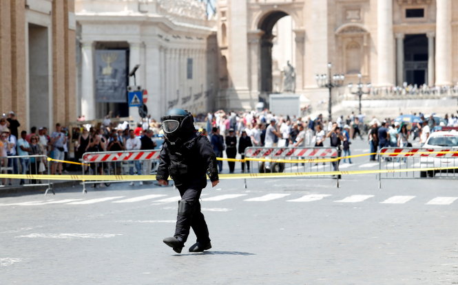 Cảnh sát phá bom của Ý bước vào thực thi nhiệm vụ sau khi có cảnh báo về bom tại một điểm gần Tòa thánh Vatican, ở thủ đô Roma ngày 23-5 - Ảnh: Reuters
