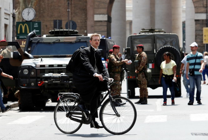 Lớp bảo vệ quanh tòa thánh Vatican ngày 23-5 - Ảnh: Reuters