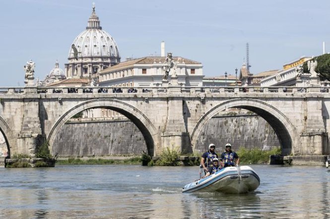 Cảnh sát Ý đi tuần trên sông Tiber quanh Tòa thánh Vatican ngày 23-5 - Ảnh: ANSA