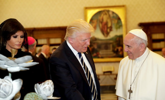 Giáo hoàng Francis (phải) thân thiện tiếp đón nhà lãnh đạo Mỹ cùng Đệ nhất phu nhân Melania - Ảnh: Reuters