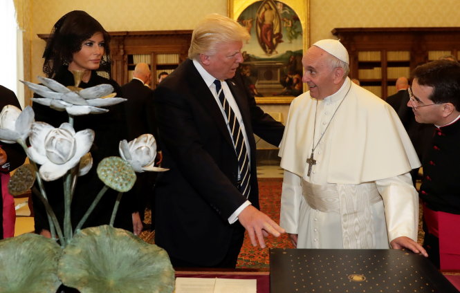 Giáo hoàng Francis (phải) và Tổng thống Donald Trump trao tặng quà lưu niệm cho nhau - Ảnh: Reuters