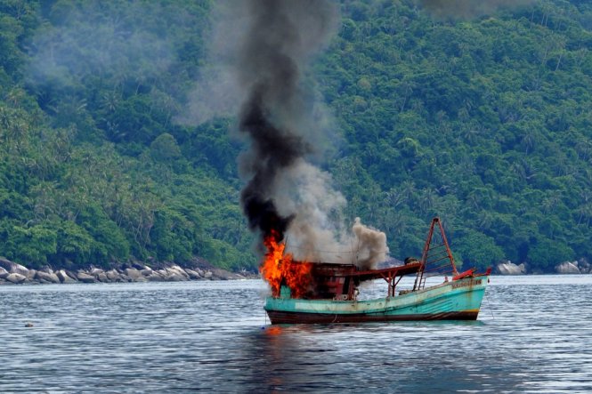 Một tàu đánh cá của ngư dân Việt Nam bị lực lượng chức năng Indonesia đánh chìm ở vùng biển đảo Anambas vì vi phạm đánh bắt cá - Ảnh: AFP