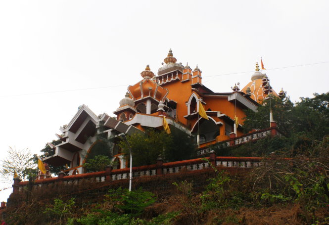 Ngôi đền Hindu giáo Hanuman Mandir nằm trên đồi cao-T.T.H.