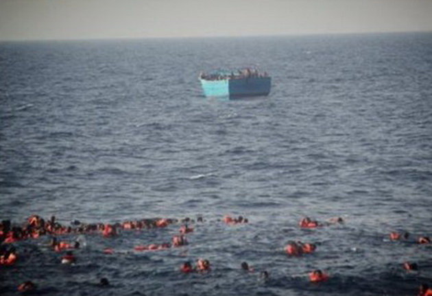 Hình ảnh do thành viên nhóm cứu hộ đăng tải cho thấy những người gặp nạn đang chật vật dưới biển - Ảnh: BBC/TW