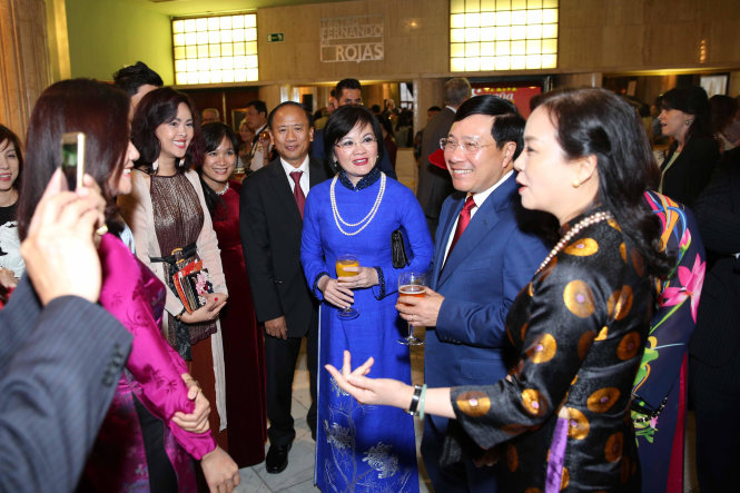Ông Phạm Bình Minh, bà Ngô Phương Lan, diễn viên Hồng Anh trò chuyện cùng các khách mời tại Tuần phim Việt tại Tây Ban Nha - Ảnh: Cục điện ảnh cung cấp