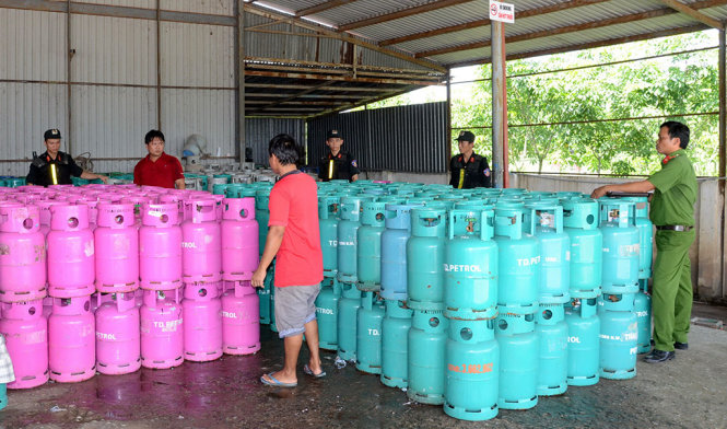 Lực lượng Công an Tây Ninh đang phong tỏa, kiểm tra vỏ bình gas tại Công ty Thái Dương - Ảnh: THÁI HÒA