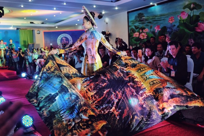 Nữ hoàng Sắc đẹp toàn 2016 cầu Ngọc Duyên trình diễn một thiết kế áo dài thuộc BST Thiên đường gọi tên sẽ trao tặng cho Bảo tàng - Ảnh: MINH TRANG