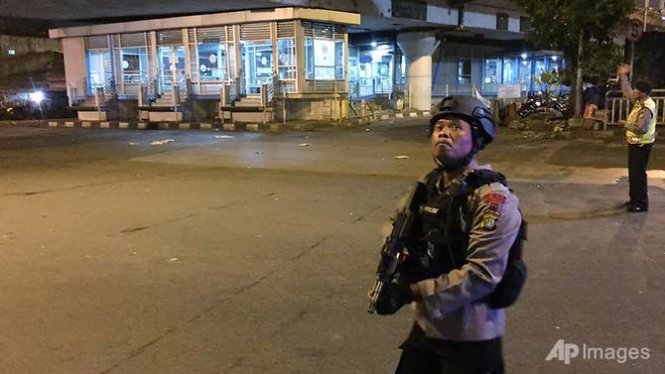 Cảnh sát Indonesia được triển khai tới hiện trường vụ nổ - Ảnh: AP