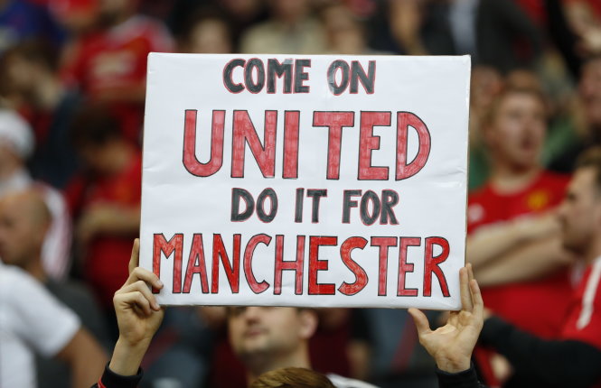 Người hâm mộ đội bóng Manchester United với tấm biển 