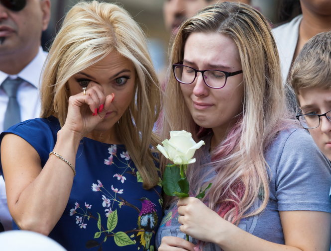 Hai phụ nữ Anh không cầm được nước mắt khi đến tưởng niệm các nạn nhân vụ khủng bố ở Manchester vào ngày 24-5 - Ảnh: Reuters