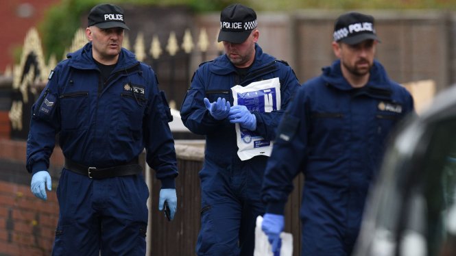 Cảnh sát Anh tiến hành lục soát tại khu vực phía nam thành phố Manchester ngày 24-5 - Ảnh: AFP