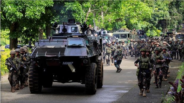 Binh sĩ Philippines với sự hỗ trợ của xe bọc thép chuẩn bị tấn công khủng bố ở Marawi ngày 25-5 - Ảnh: Reuters