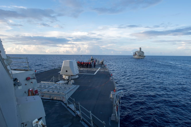 Tàu khu trục lớp Arleigh Burke mang tên USS Dewey hướng về Biển Đông trong ảnh chụp ngày 19-5 - Ảnh: Reuters