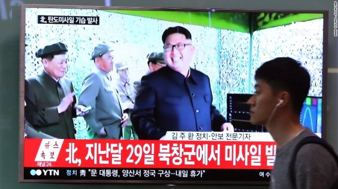 Lãnh đạo Triều Tiên Kim Jong Un theo dõi một vụ phóng thử tên lửa - Ảnh: CNN