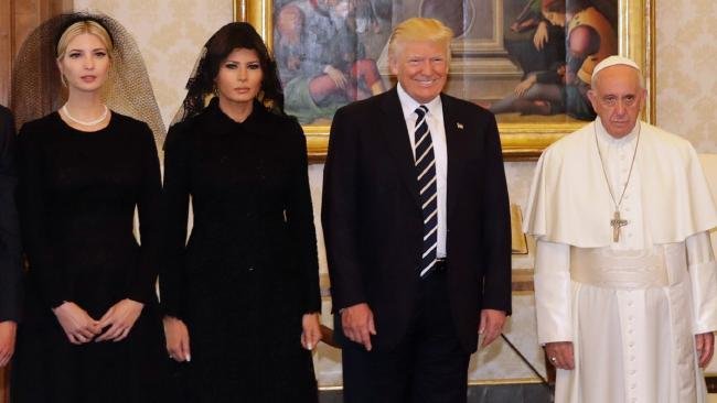 Tại Vatican, bà Melania và Ivanka Trump đã mang mạng trùm đầu và che mặt - Ảnh: AFP