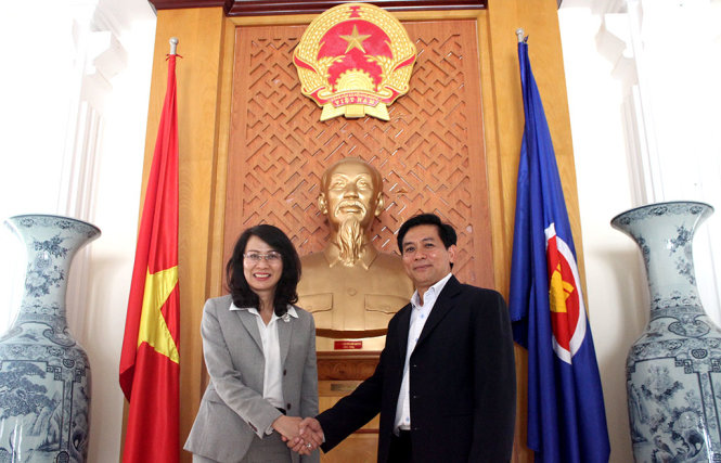 Phó đại sứ, Đại biện lâm thời Đại sứ quán Việt Nam tại Campuchia Nguyễn Trác Toàn tiếp đoàn - Ảnh: MAI HOA