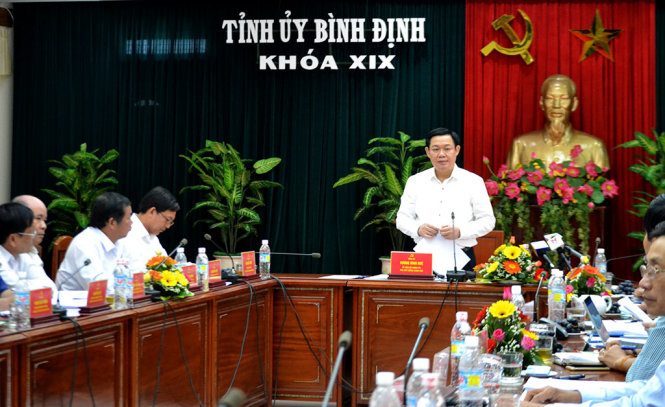 Ủy viên Bộ Chính trị, phó thủ tướng Vương Đình Huệ chỉ đạo tại buổi công bố quyết định kiểm tra tại Tỉnh ủy Bình Định - Ảnh: DUY THANH