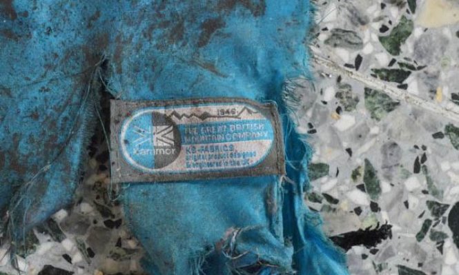 Một phần của chiếc ba lô được cho là vật mà kẻ đánh bom liều chết đã dùng để mang bom tấn công tại nhà thi đấu Manchester Arena - Ảnh: AFP