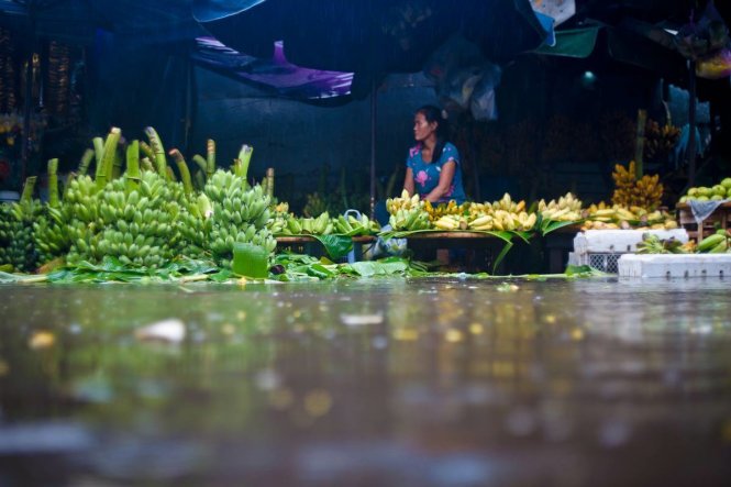 Ảnh chụp một phụ nữ bán hàng tại Chơ Đông Ba Huế của tác giả Lê Anh Vũ