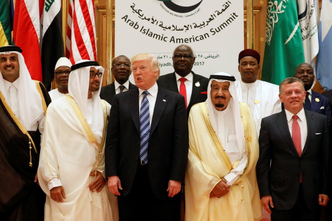 Từ trái qua: quốc trưởng Qatar Tamim Bin Hamad Al-Thani, thái tử Abu Dhabi Mohammed bin Zayed al-Nahyan, tổng thống Donald Trump, Vua Saudi Salman bin Abdulaziz Al Saud và Vua Jordan Abdullah II trong ảnh chụp chung tại thủ đô Riyadh, Saudi Arabia ngày 21-5 - Ảnh: Reuters