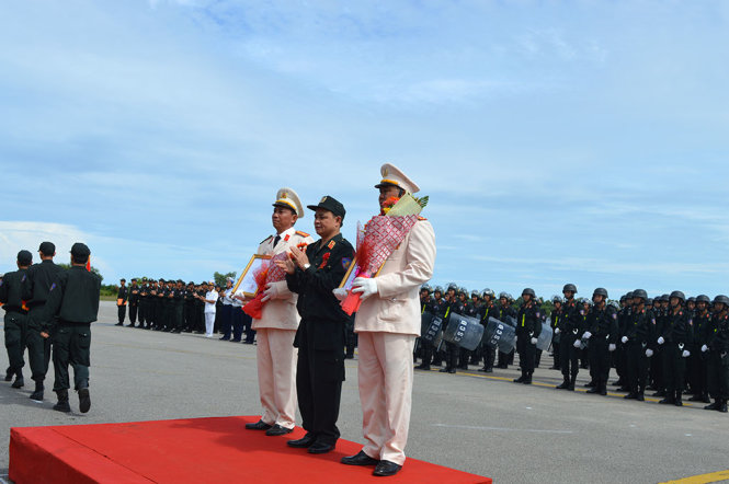 Trung tướng Phạm Quốc Cương trao quyết định thành lập đội đặc nhiệm số 2 - Ảnh: HOÀNG TRUNG