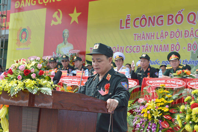 Trung tướng Phạm Quốc Cương giao nhiệm vụ cho Đội đặc nhiệm số 2 - Ảnh: HOÀNG TRUNG