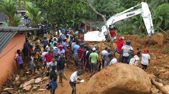 Các đội cứu hộ đang tìm kiếm và giải cứu nạn nhân lở đất ở làng Bellana thuộc huyện Kalutara, Sri Lanka, hôm 26-5 - Ảnh: AP