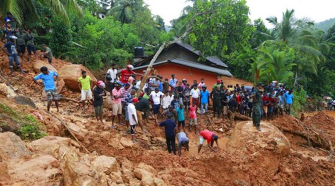 Hiện trường một vụ lở đất ở làng Bellana, huyện Kalutara hôm 26-5 - Ảnh: AP