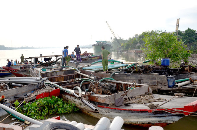 Các phương tiện khai thác cát trái phép bị buộc phải bơm trả cát lại lòng sông - Ảnh: QUANG DUY