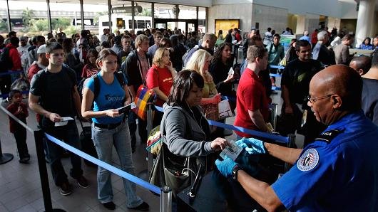 Cảnh xếp hàng đợi kiểm tra an ninh tại sân bay Los Angeles của Mỹ - Ảnh: CNBC