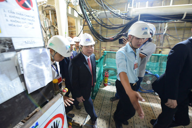 Chủ tịch UBND TP.HCM Nguyễn Thành Phong tham quan máy khoan TBM được lắp đặt trong hầm nhà ga Ba Son để chuẩn bị khoan - Ảnh: QUANG ĐỊNH