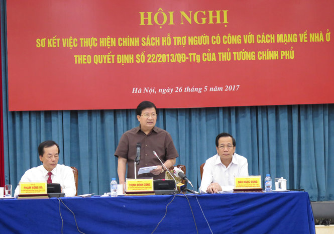 Bộ trưởng Bộ Xây dựng Phạm Hồng Hà trả lời những thắc mắc phản ánh từ đại diện các địa phương - Ảnh: QUANG THẾ